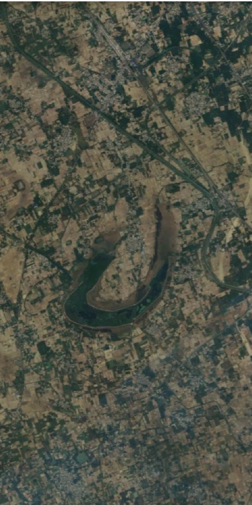Satellite view of a place in India shaped like the letter U